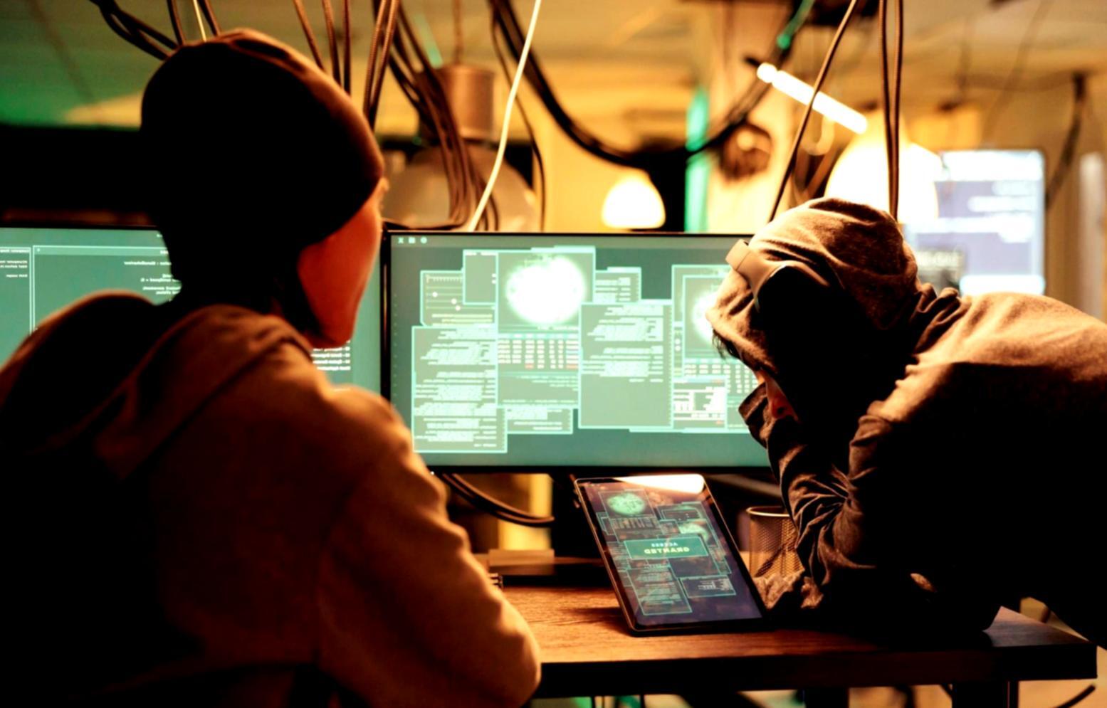 Professionele werkplek voor remote leren met laptop en notities